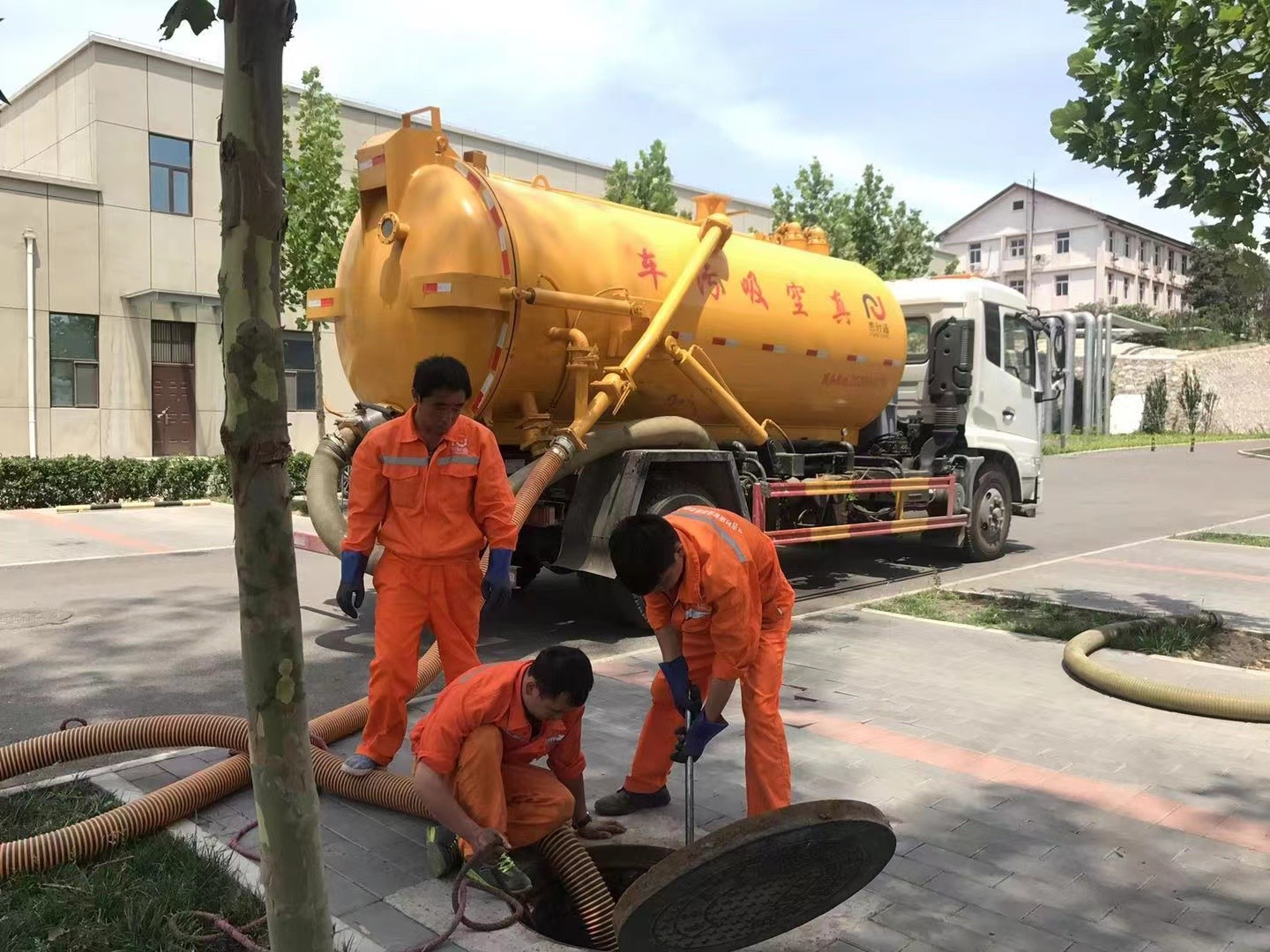 东宁管道疏通车停在窨井附近