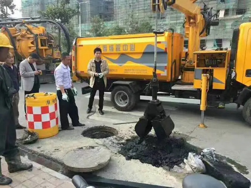 东宁街道：网格员化身“清道夫”，为民解忧疏通“堵心”化粪池