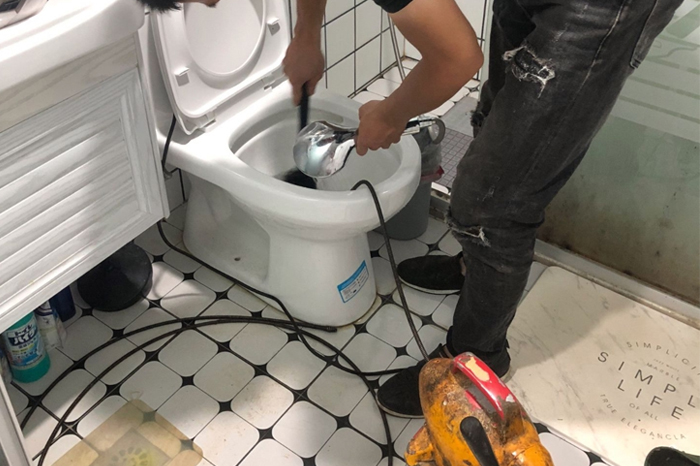 东宁马桶堵塞自己疏通还是找师傅？专业上门服务让你省时更省心